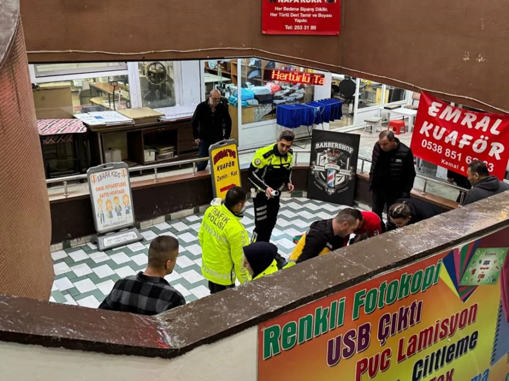 Alışveriş merkezinde kendini üçüncü kattan boşluğa bıraktı