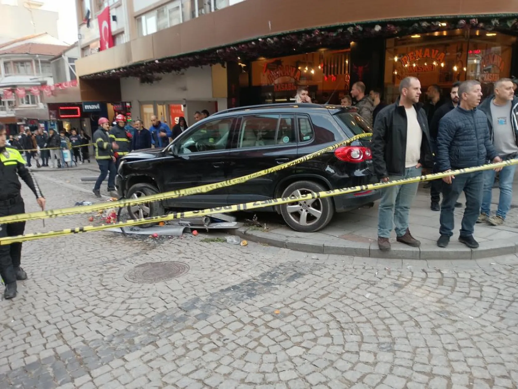 Aracın çarptığı aydınlatma direği yayaların üzerine düştü: 6 yaralı