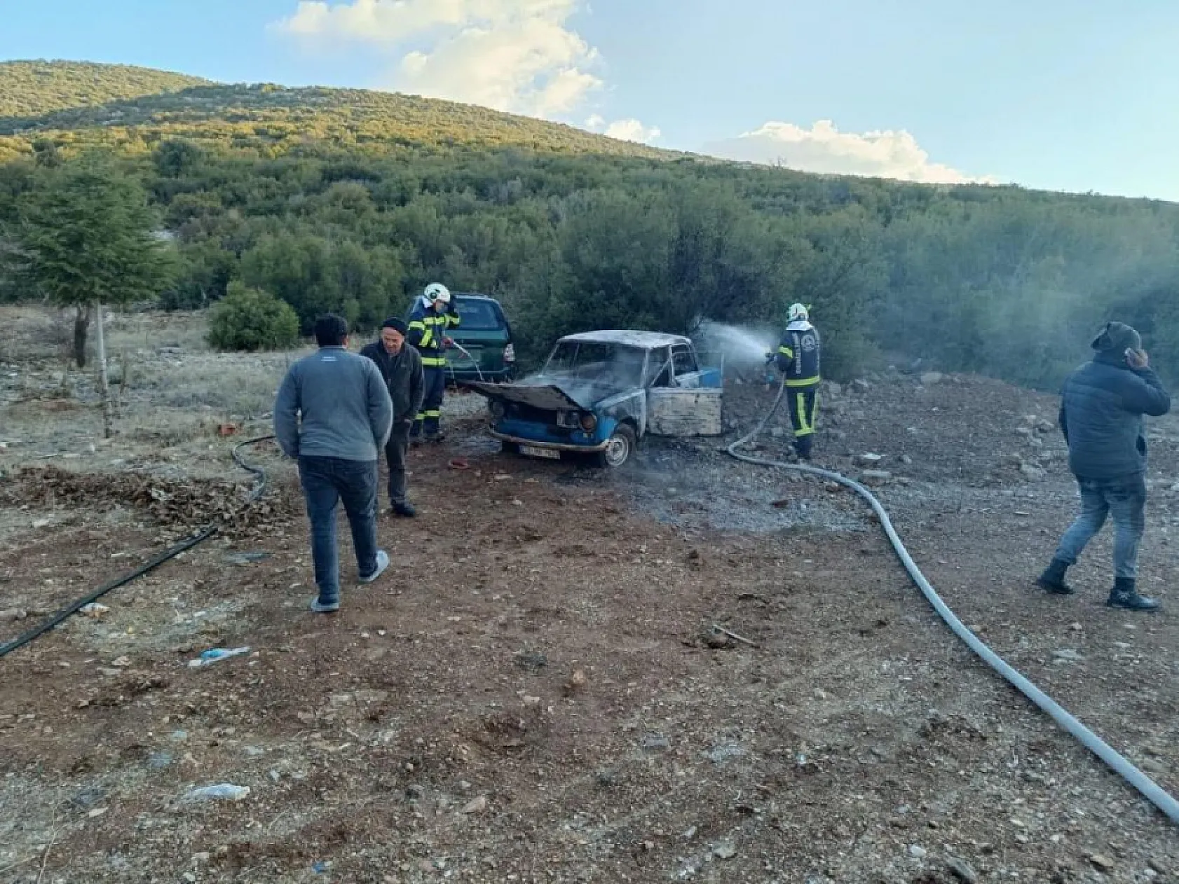 Seyir halindeki araç alev alev yandı