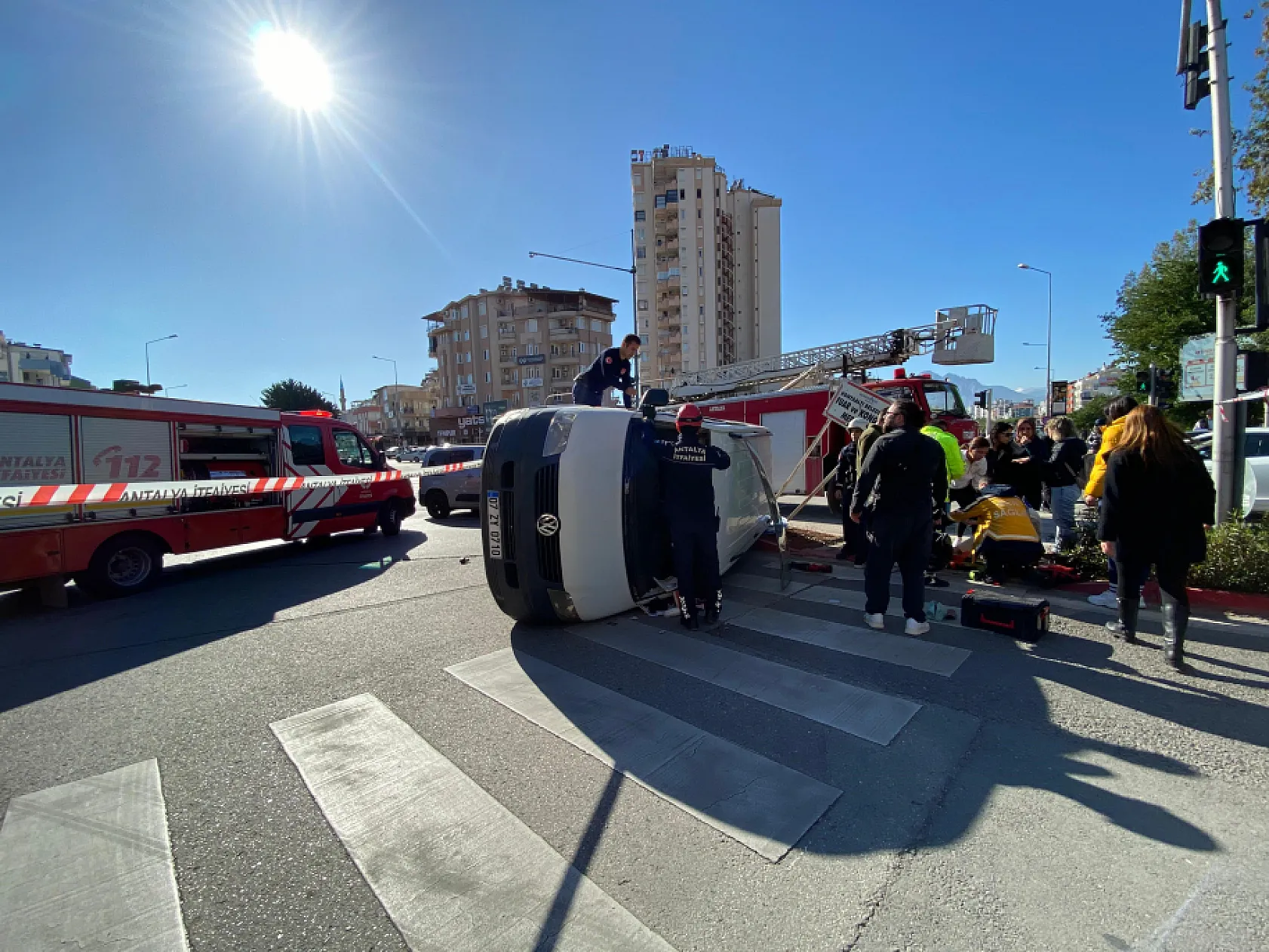 Uyarı tabelasını dikkate almadı: 2 kişiyi itfaiye kurtardı