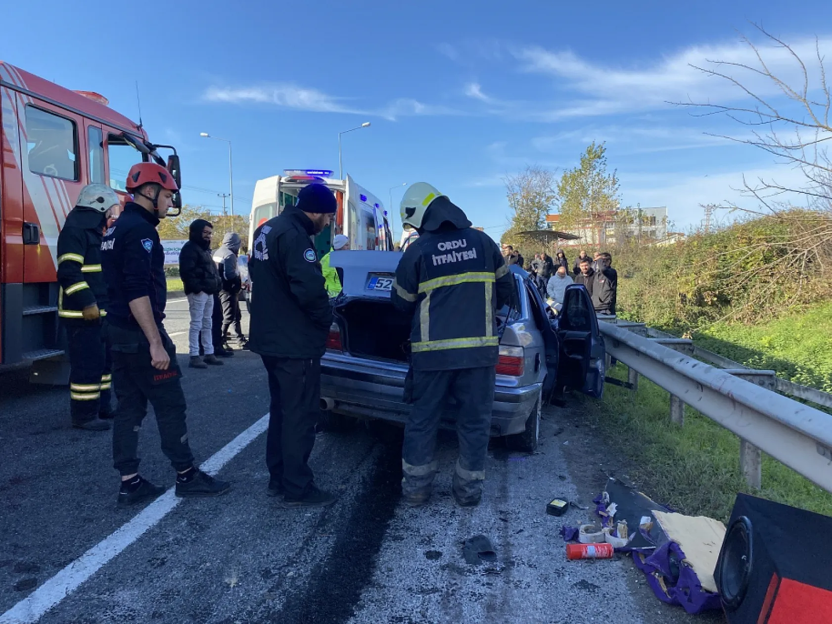 Otomobil, kavşaktan dönen kamyona arkadan çarptı: 3 ölü