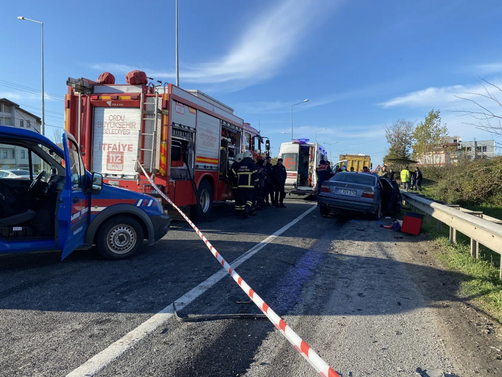 Otomobil, kavşaktan dönen kamyona arkadan çarptı: 3 ölü