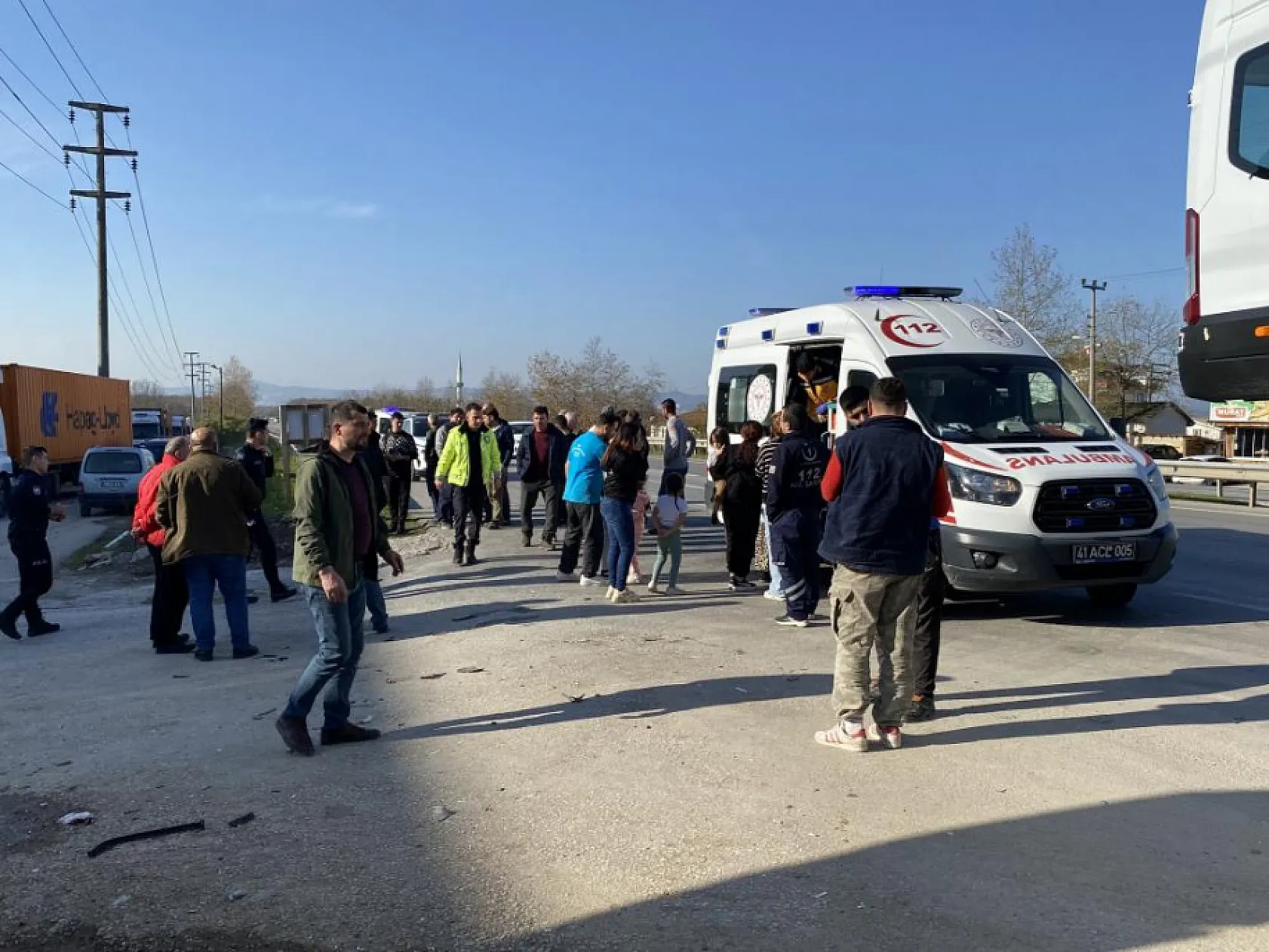 Tırla çarpışan Fiat Tofaş otomobil parçalandı: 4'ü çocuk 6 yaralı