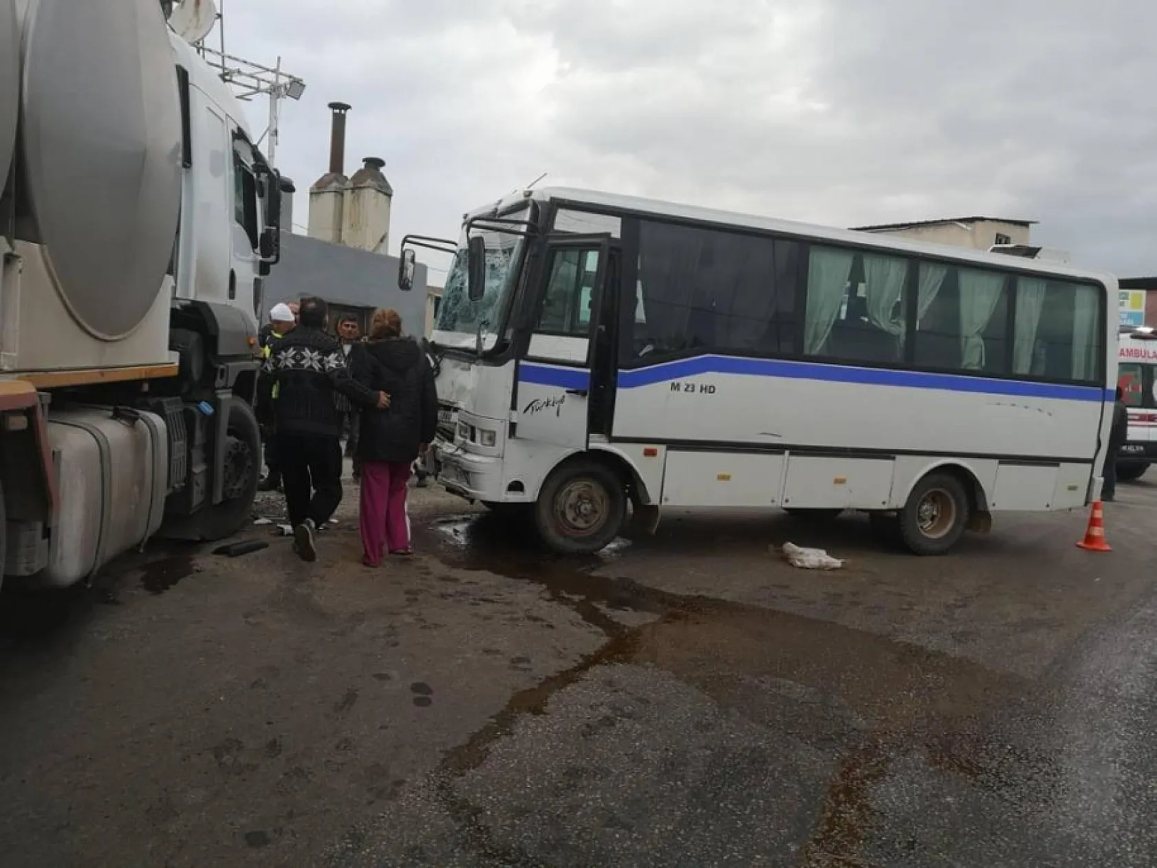 Süt kamyonu ile servis minibüsü çarpıştı: 9 yaralı