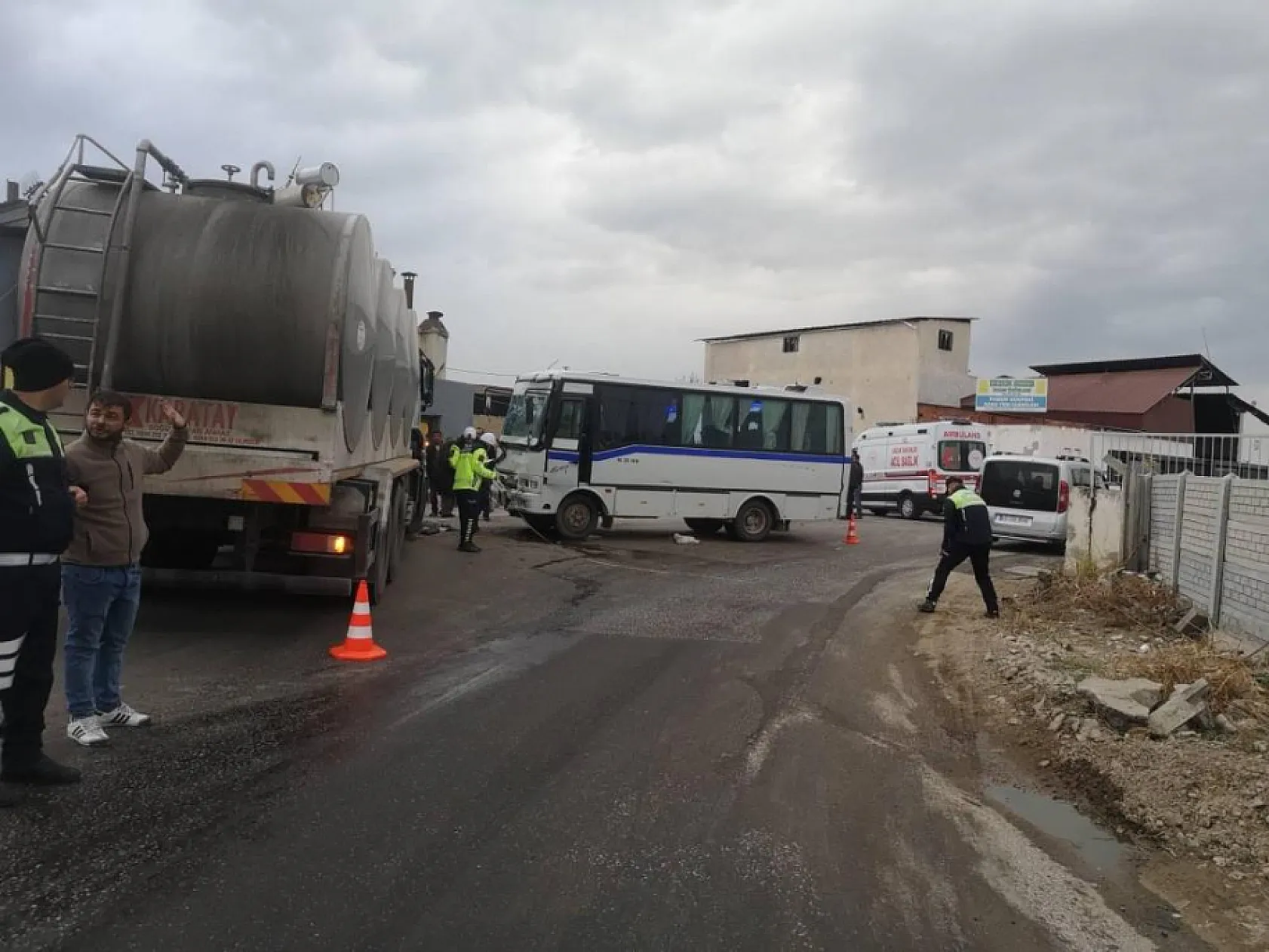 Süt kamyonu ile servis minibüsü çarpıştı: 9 yaralı