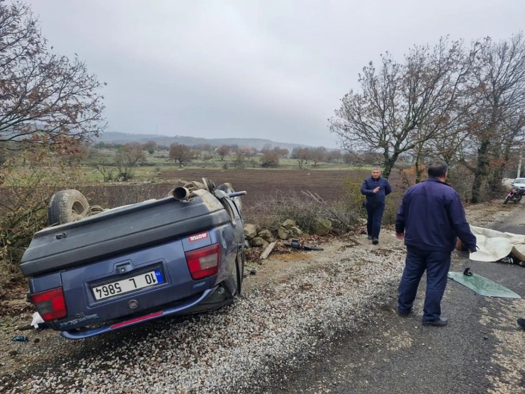Trafik kazasında araç ters döndü: 1 ölü, 2 yaralı