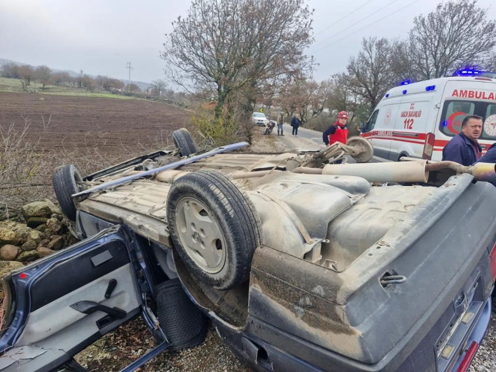 Trafik kazasında araç ters döndü: 1 ölü, 2 yaralı