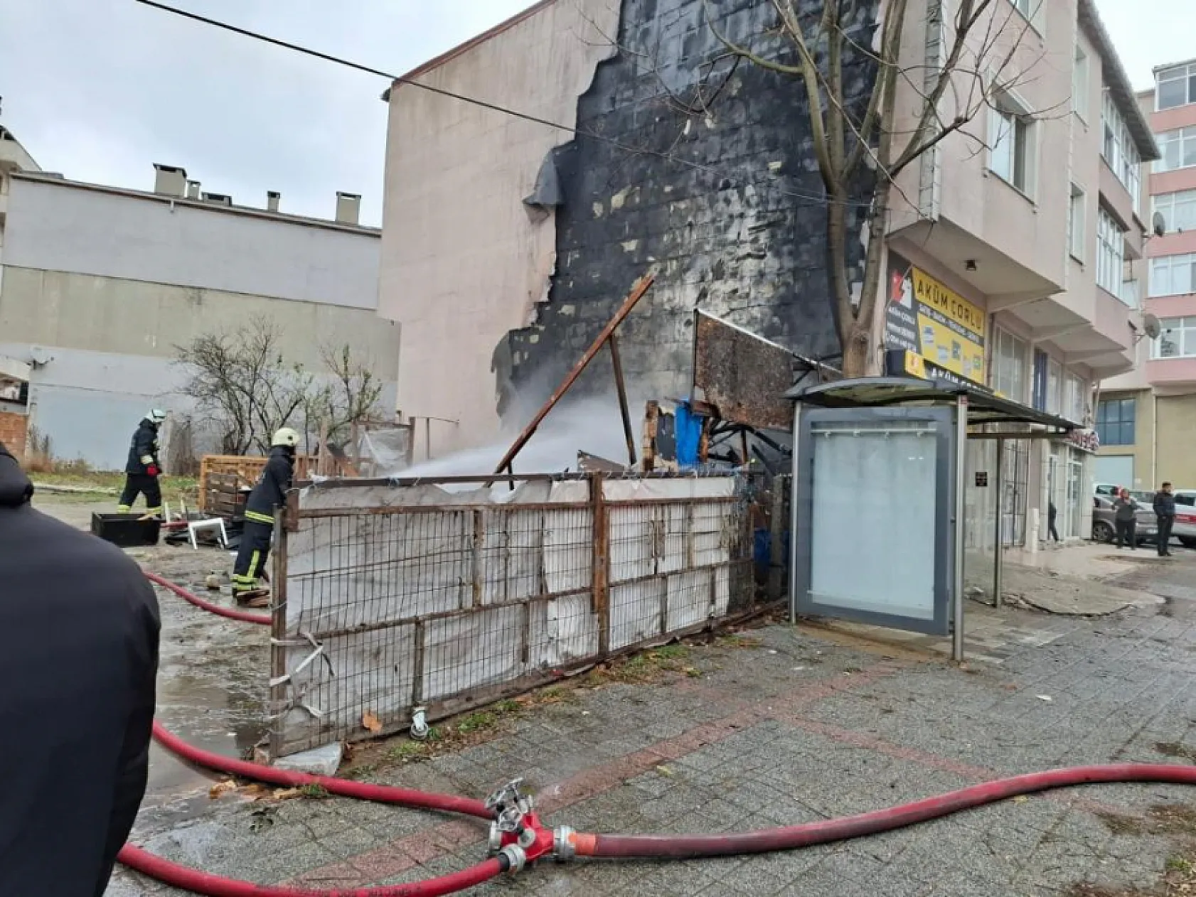 Korku dolu anlar: Alevler metrelerce yükseldi