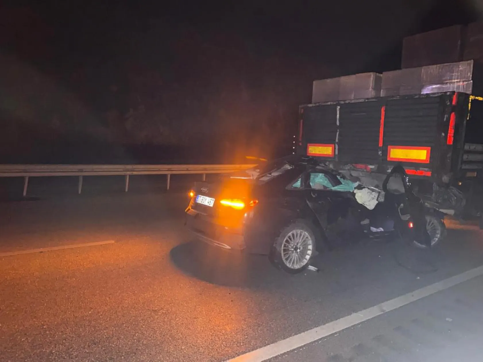 Kontrolden çıkan araç tırın altına girdi: 1'i ağır 2 yaralı