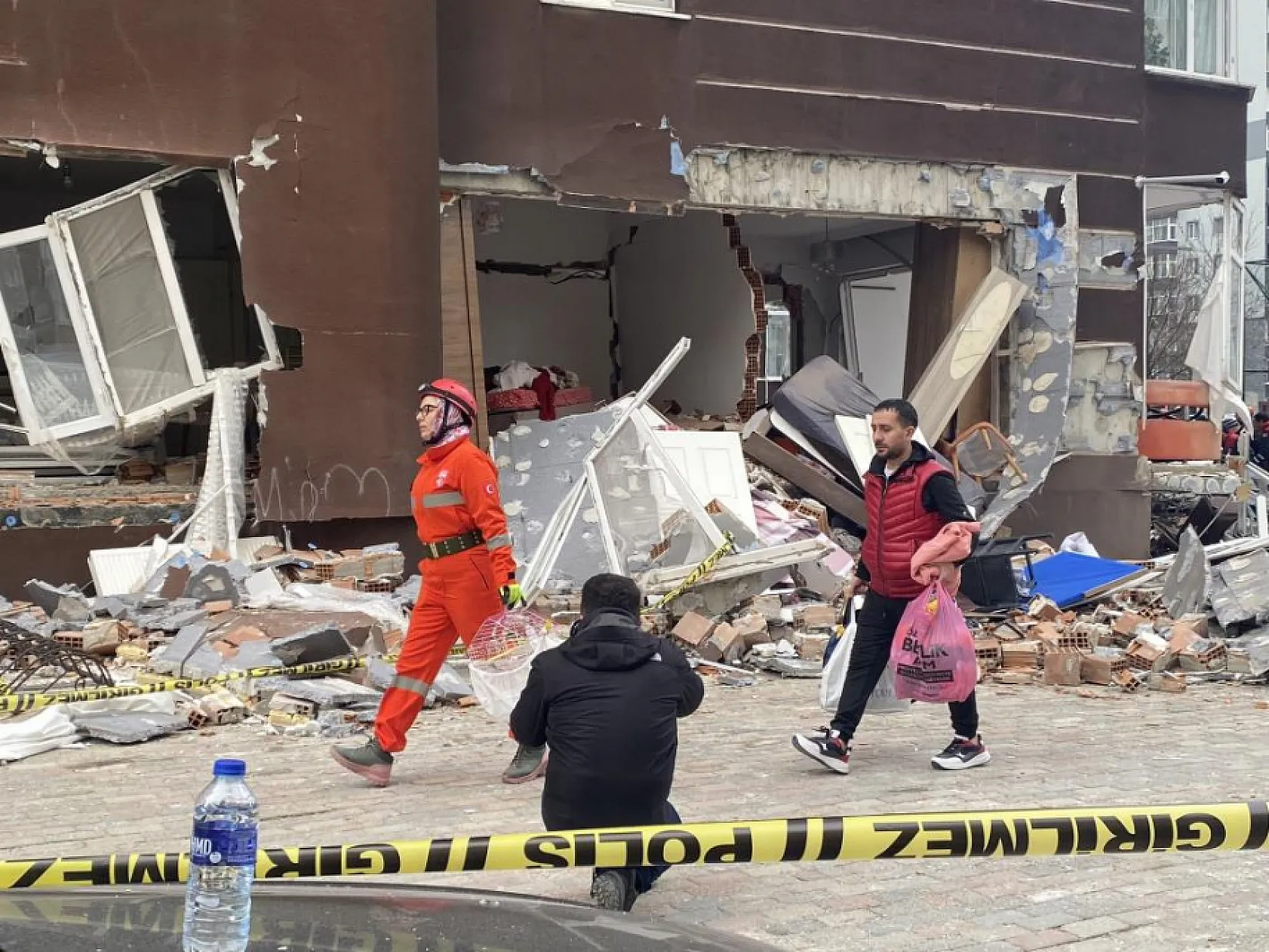 Patlamada apartman görevlisinin doğalgazla intihar ettiği iddiası