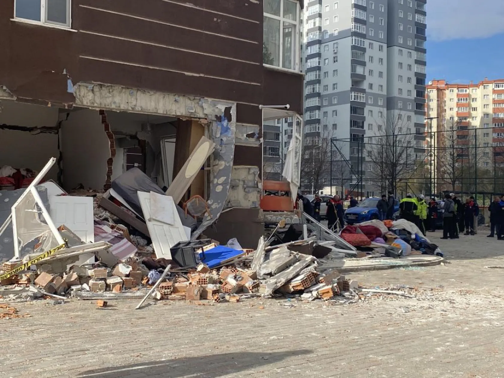 Patlamada apartman görevlisinin doğalgazla intihar ettiği iddiası