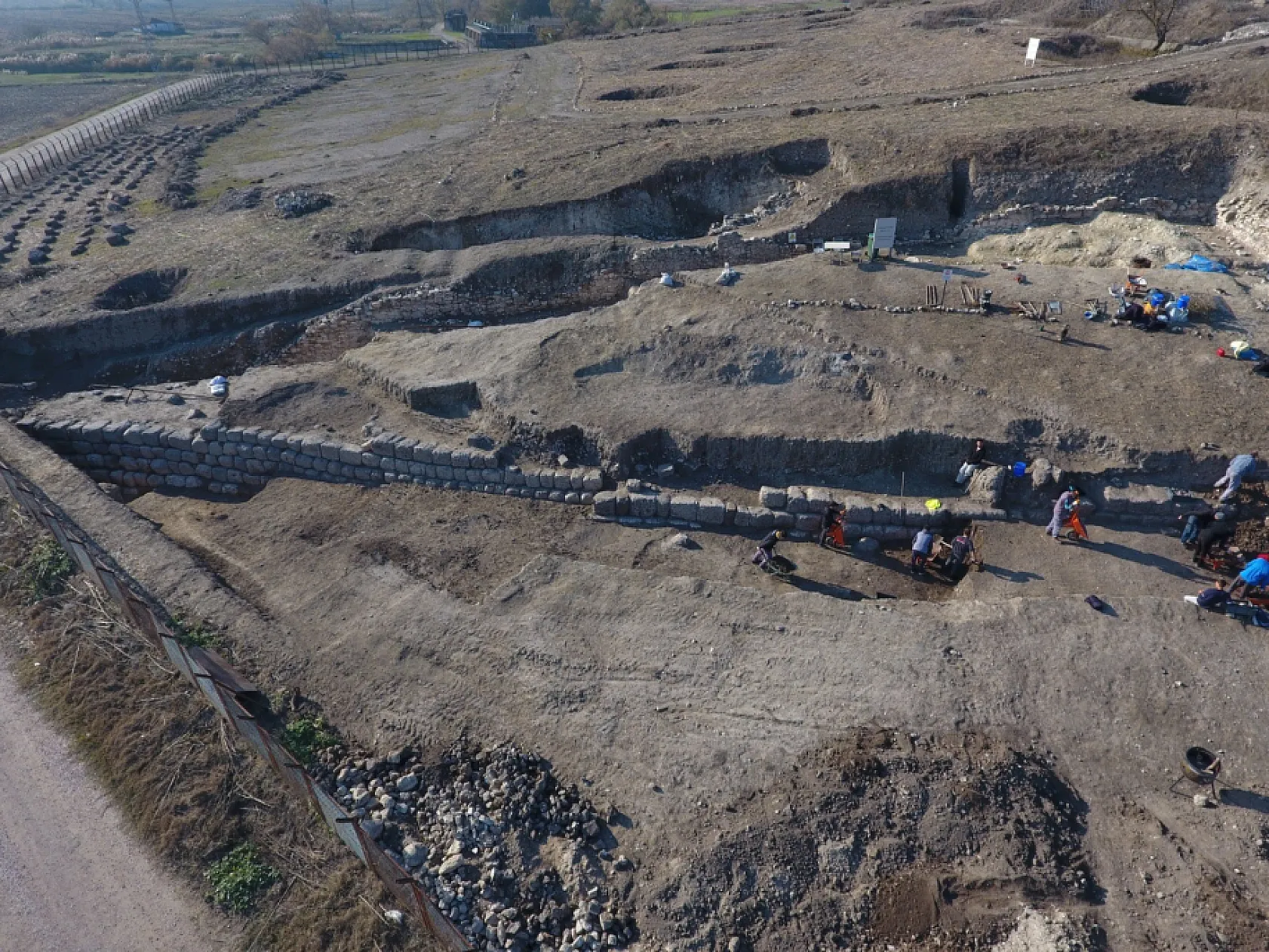 MSKÜ'nün destek verdiği kazılarda surlar ortaya çıkıyor