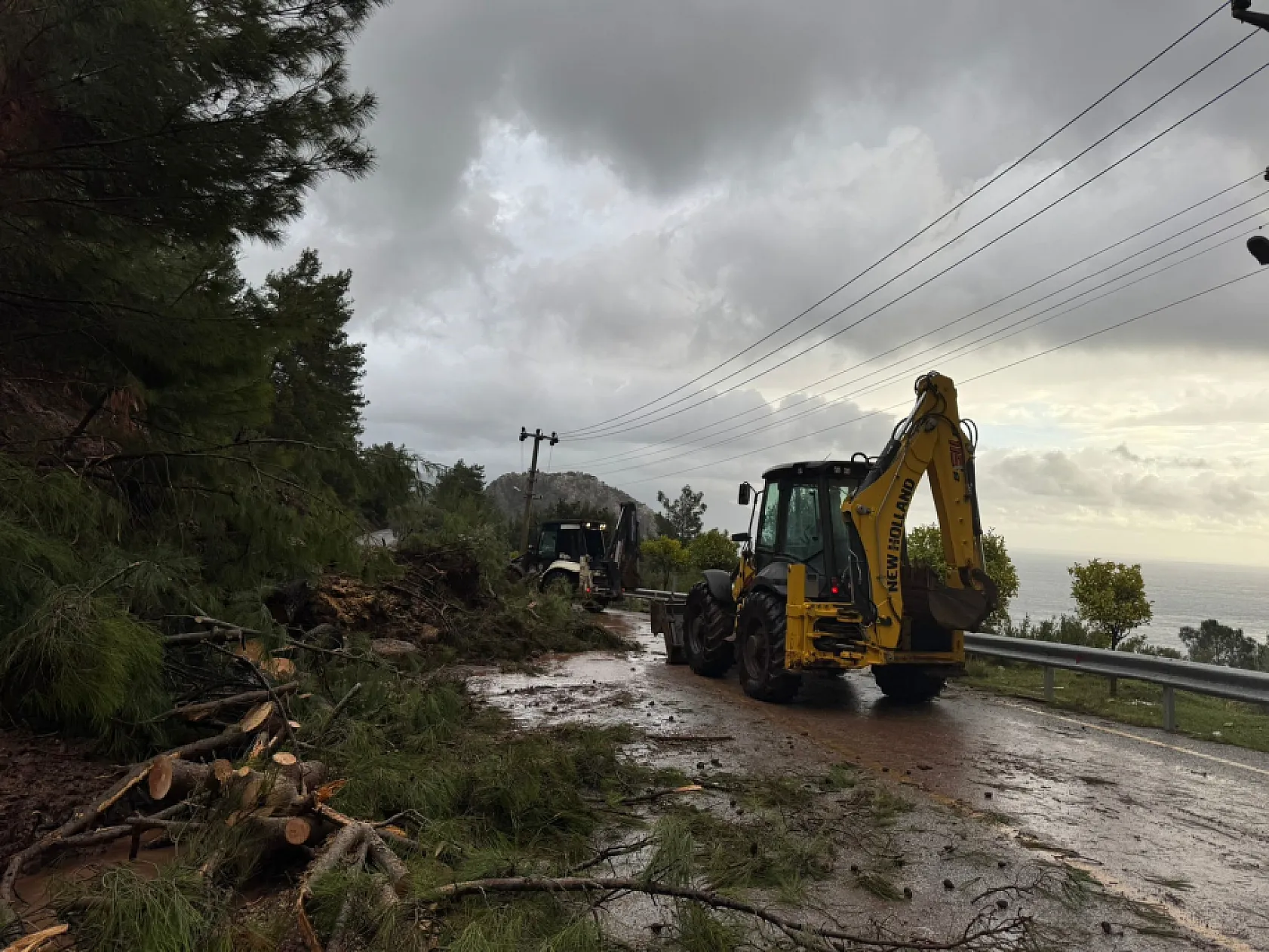 Marmaris'te sağanak yağışla sokaklar dereye, denizin rengi kahverengiye döndü
