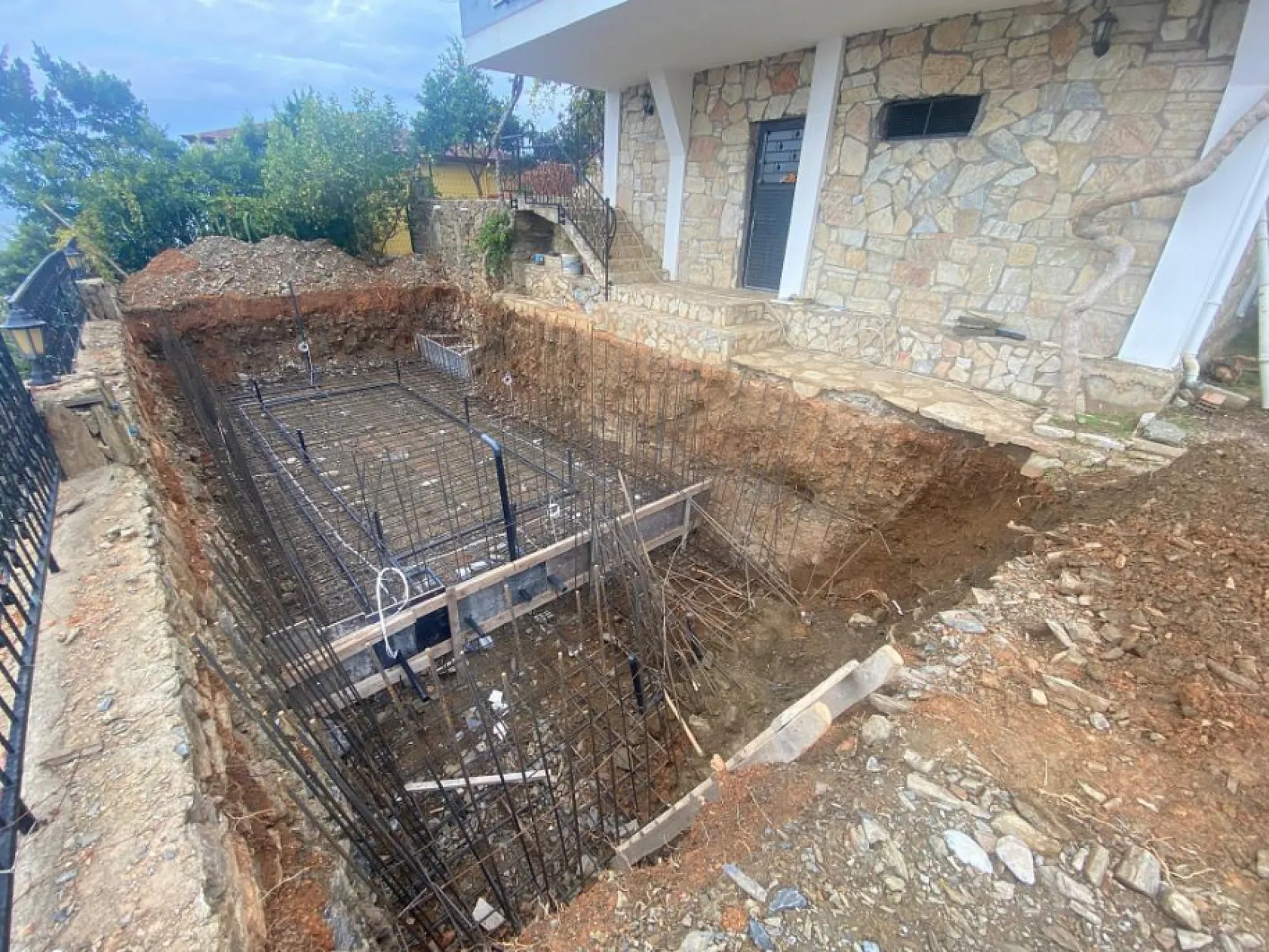 Havuz inşaatında çalışan işçi yüksekten düşerek yaralandı