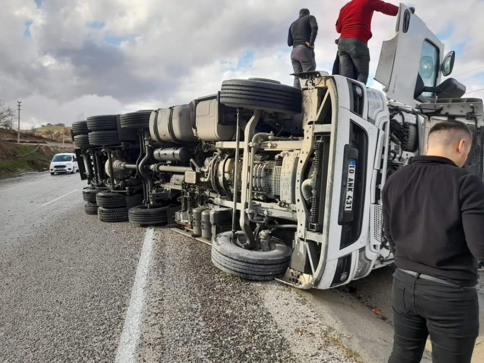 Tır kayganlaşan yolda devrildi 1 yaralı