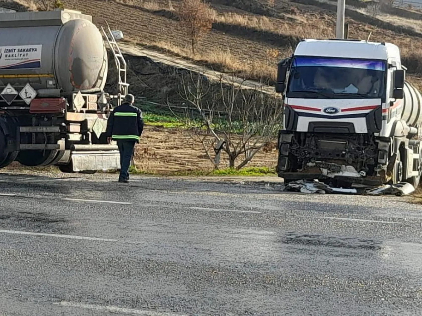 Tır kayganlaşan yolda devrildi 1 yaralı