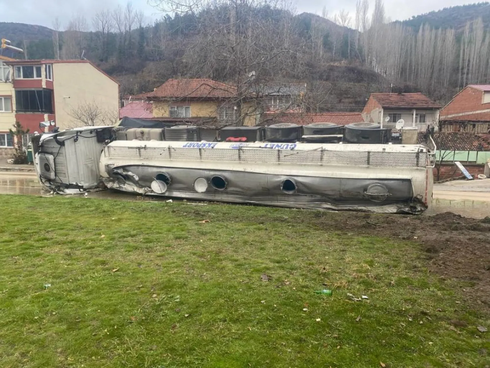 Yağ tankeri devrildi kayganlaşan yolda otomobil şarampole uçtu