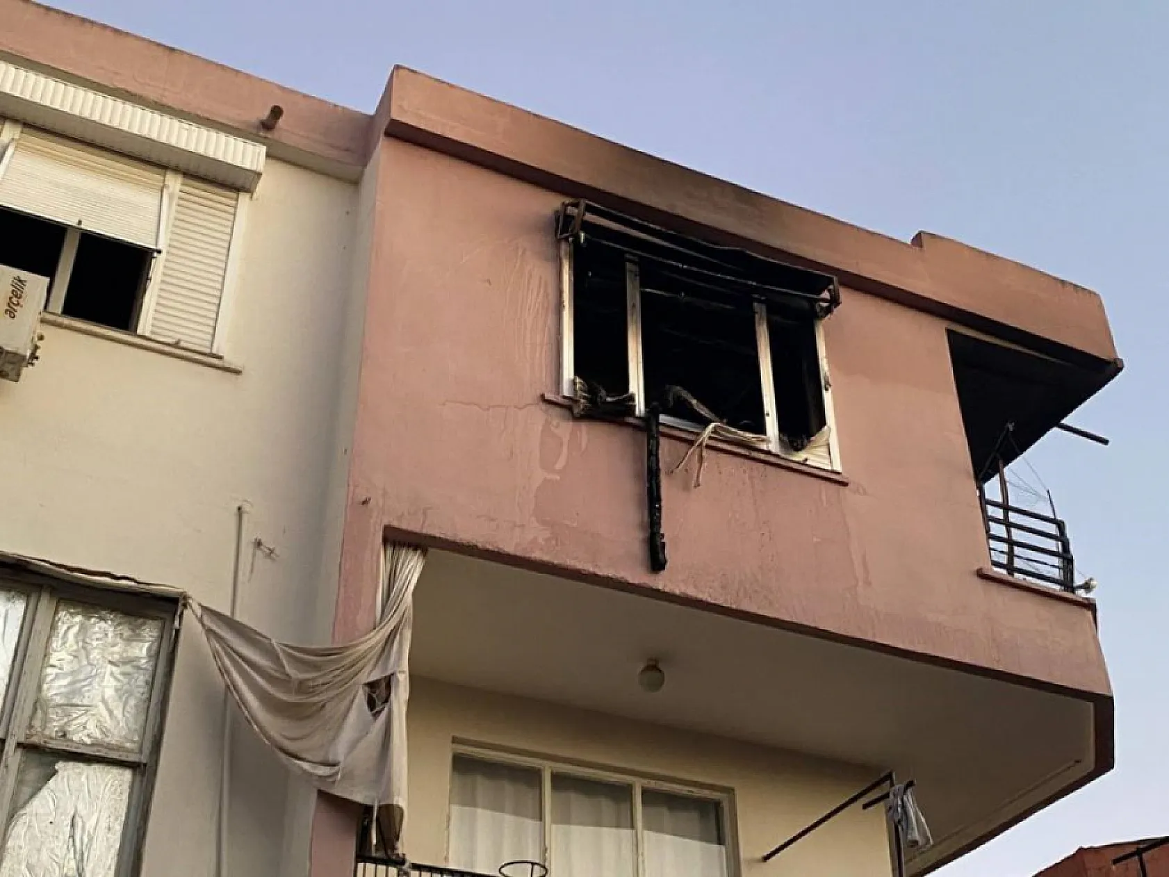 Alev alev yanan ev küle döndü, fenalık geçiren kardeşini kucağında taşıdı