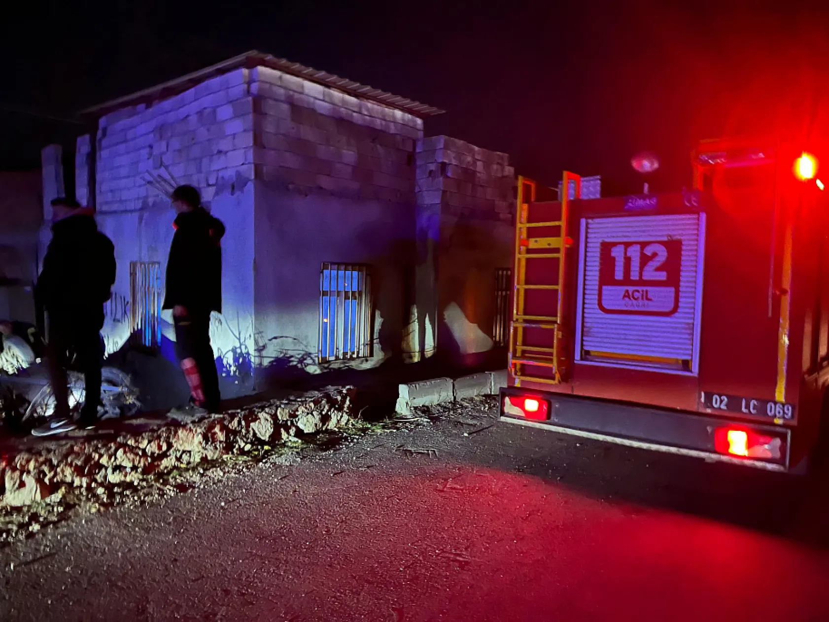 Otomobil bahçeye uçtu: Yaralılar müdahale sonrası olay yerinden kaçtı