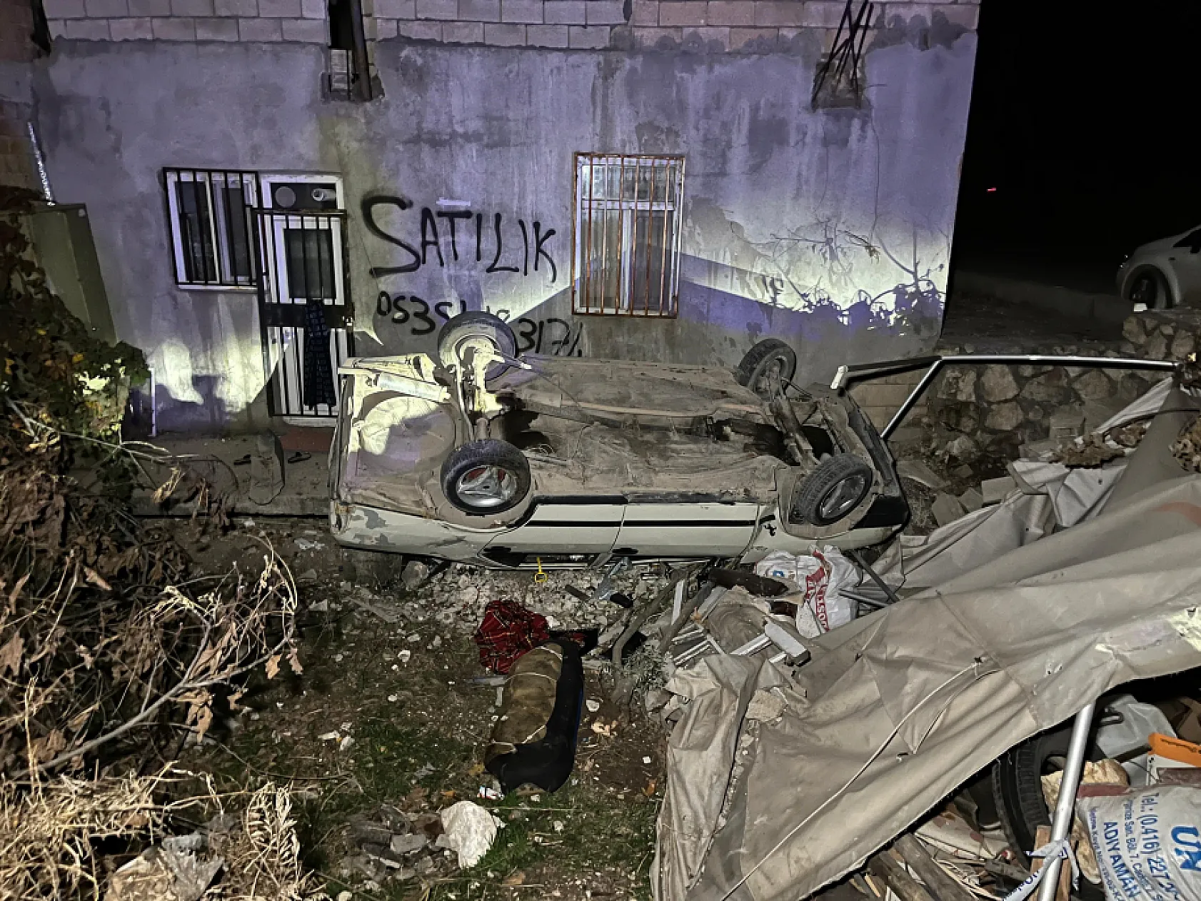 Otomobil bahçeye uçtu: Yaralılar müdahale sonrası olay yerinden kaçtı