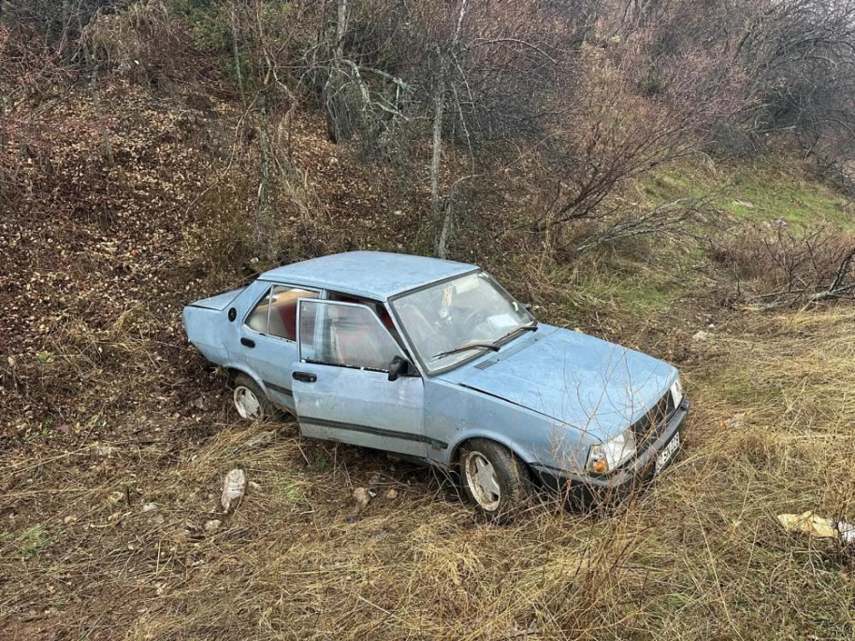 Şarampole yuvarlanan Tofaş otomobildeki 2 kişi yaralandı