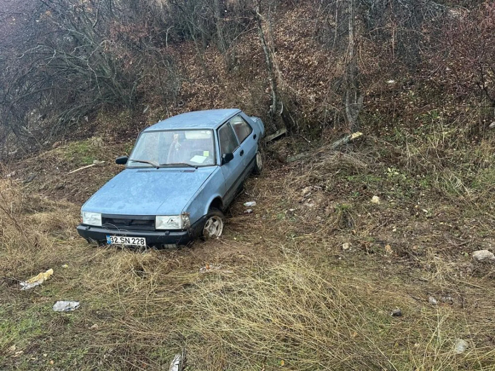 Şarampole yuvarlanan Tofaş otomobildeki 2 kişi yaralandı