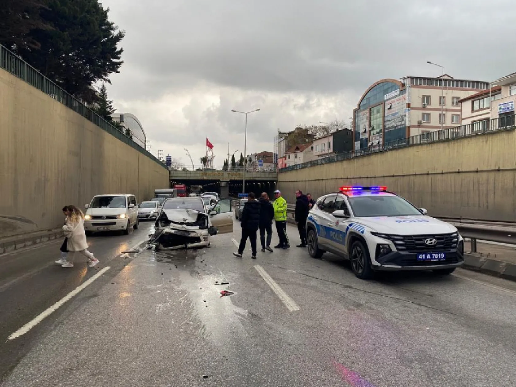 2 otomobil kazaya karıştı: 3 yaralı