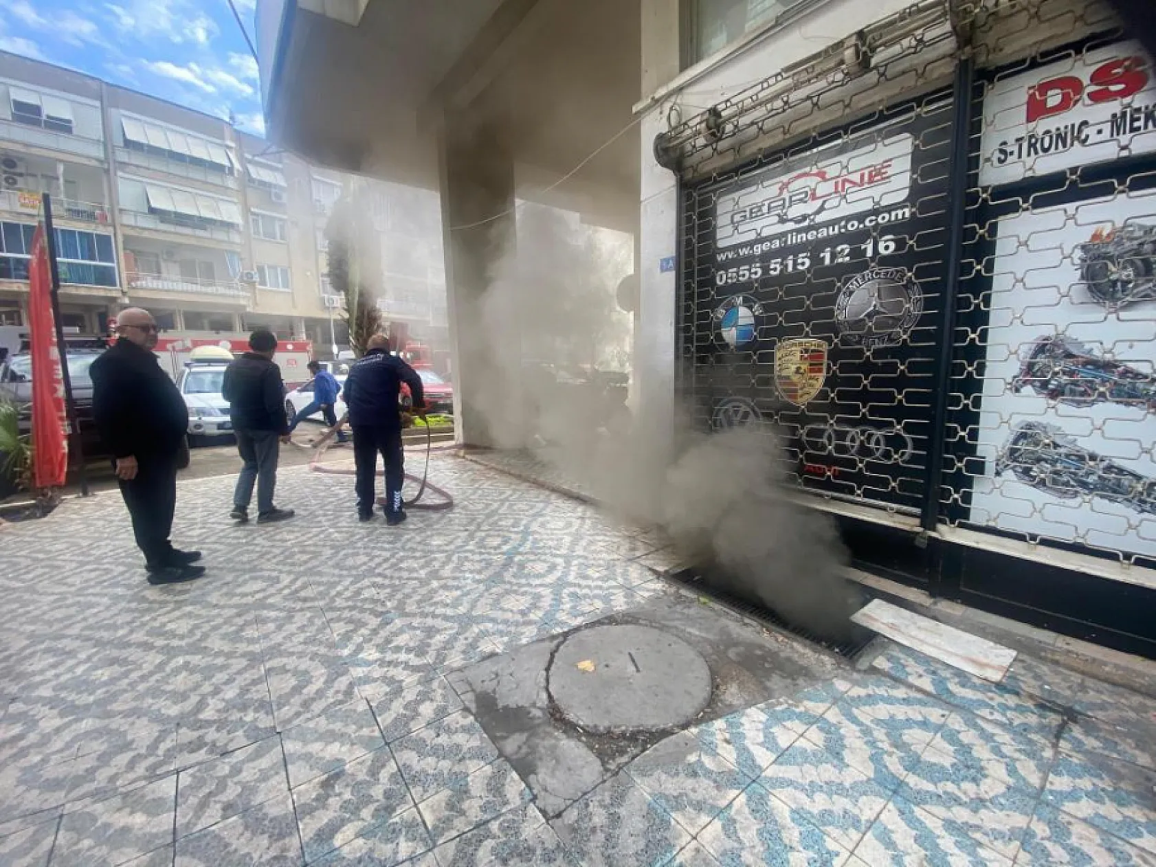 Madde bağımlısı genç, apartmanın deposunu yaktı, baba gözyaşlarına boğuldu