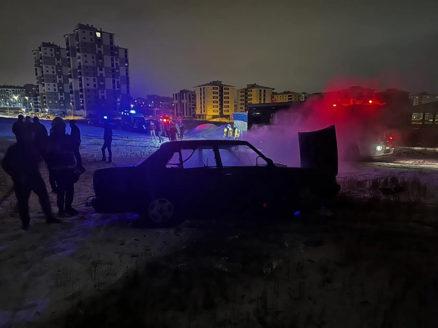 Fiat Tofaş otomobil yanarak küle döndü, araç sahibinin eşi gözyaşlarına hakim olamadı