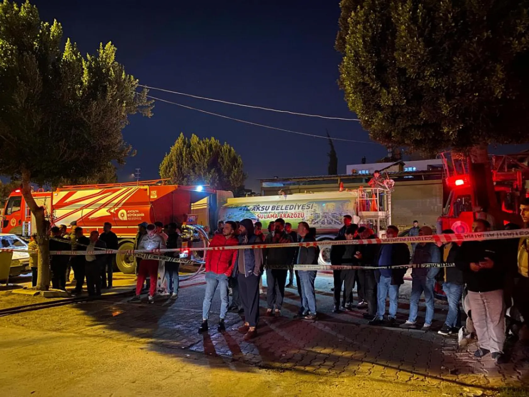Araç boyama atölyesi içerisindeki araçlarla birlikte alev alev yandı, 24 yaşındaki genç feci şekilde can verdi
