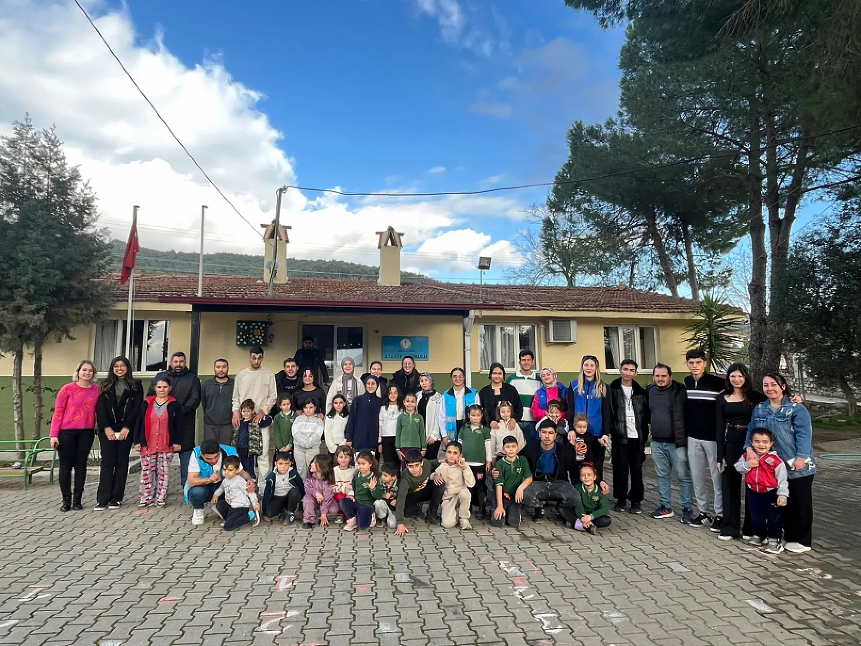Gönüllü Üniversiteliler, köy okullarında etkinlik düzenliyor