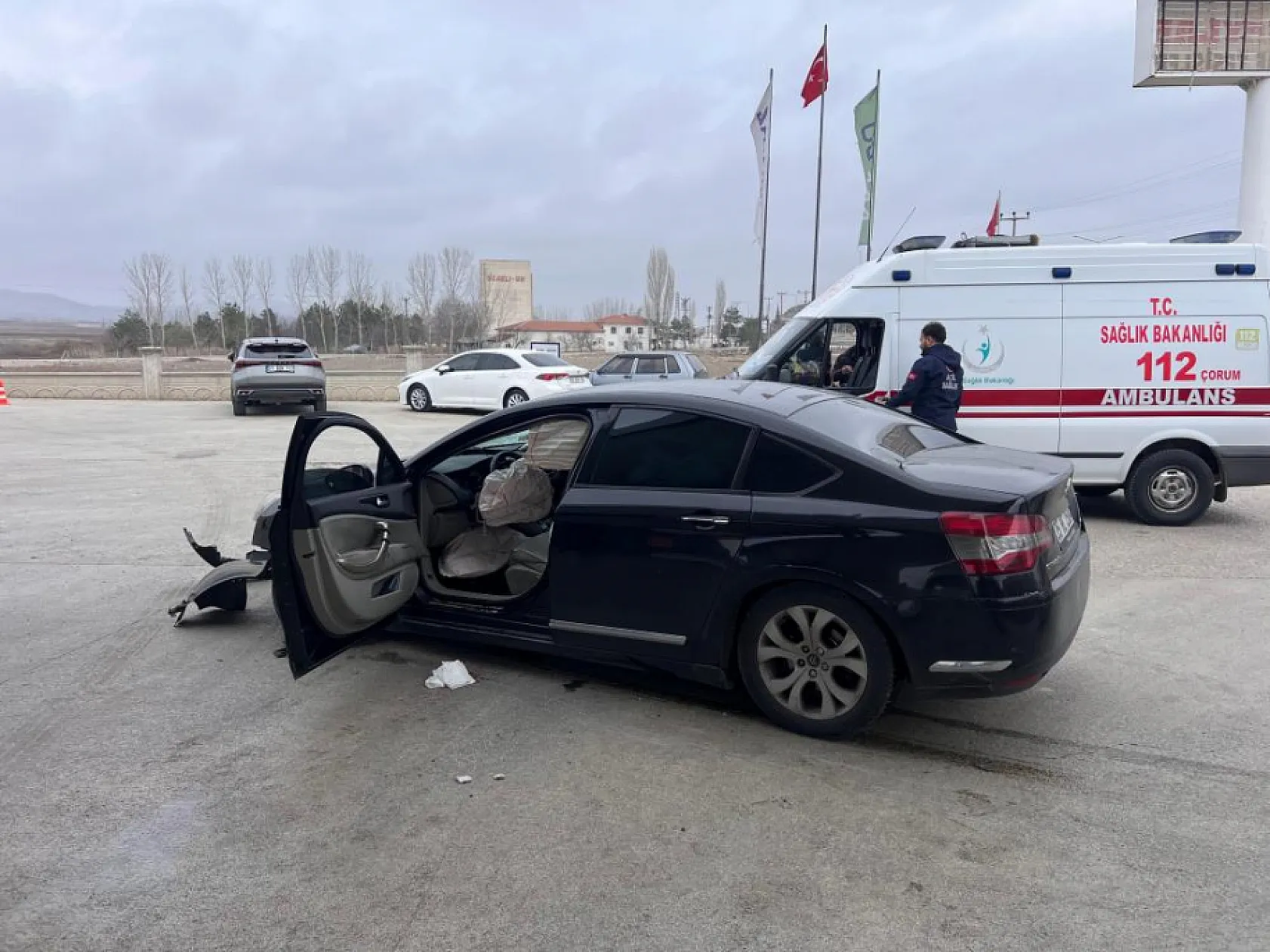 Otomobil benzinliğe daldı, facianın eşiğinden dönüldü: 3 yaralı