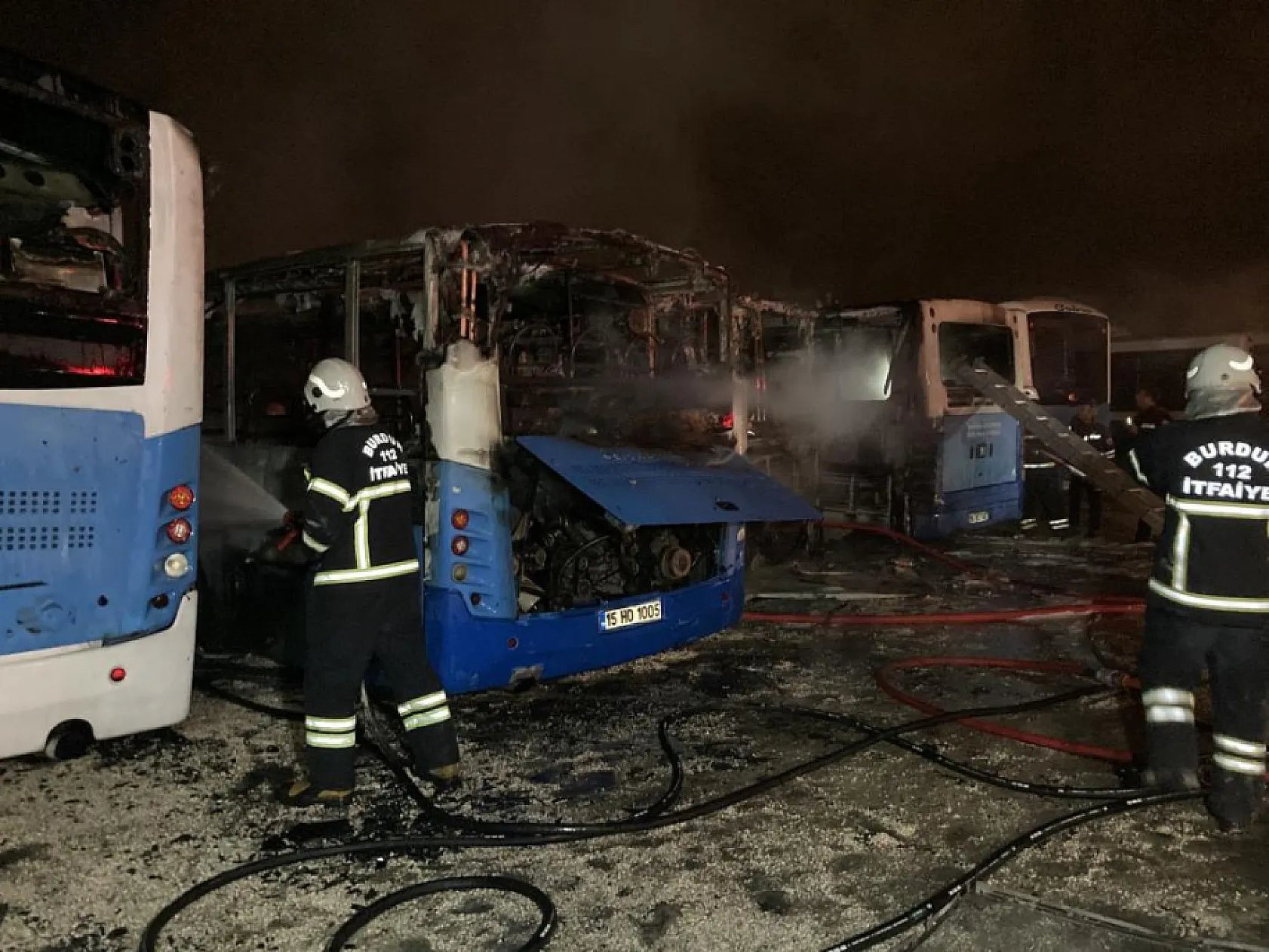 Feci yangın: 5 halk otobüsü alev alev yanarak hurdaya döndü