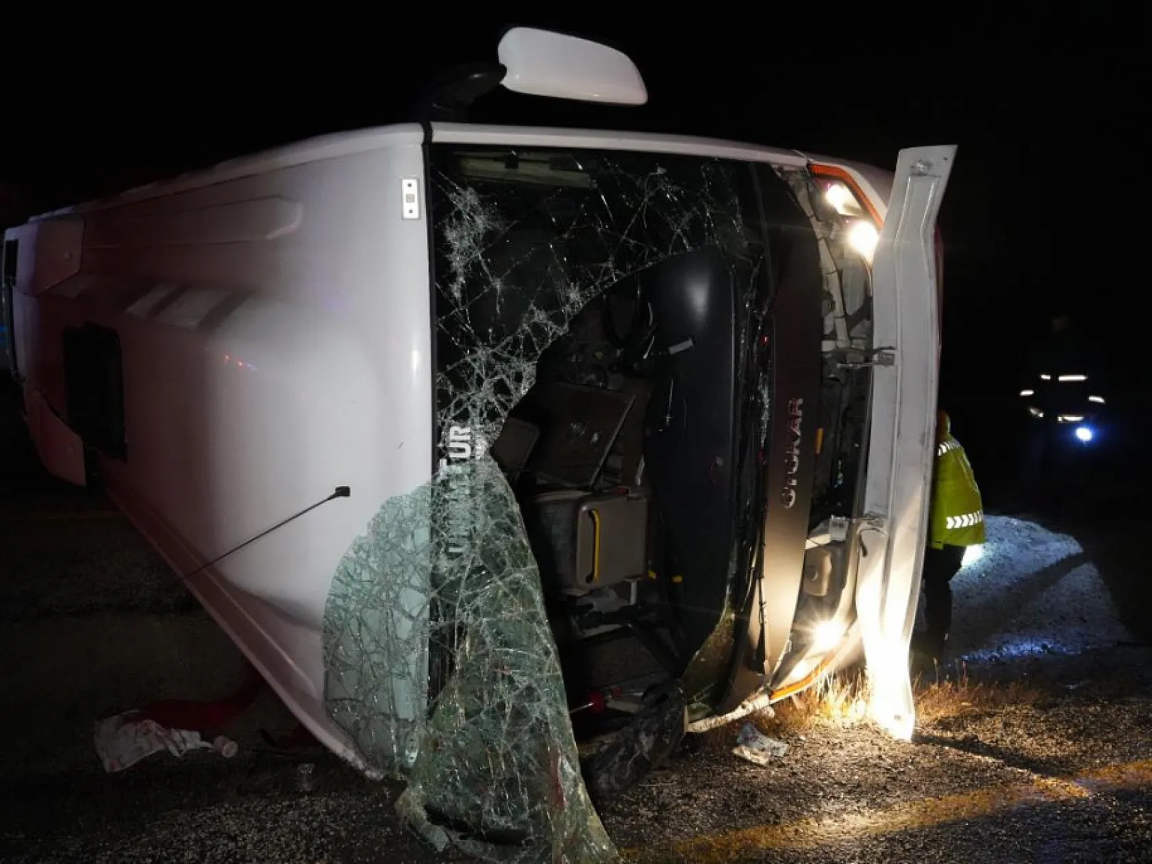 Feci trafik kazası midibüs devrildi: 1 ölü, 23 yaralı