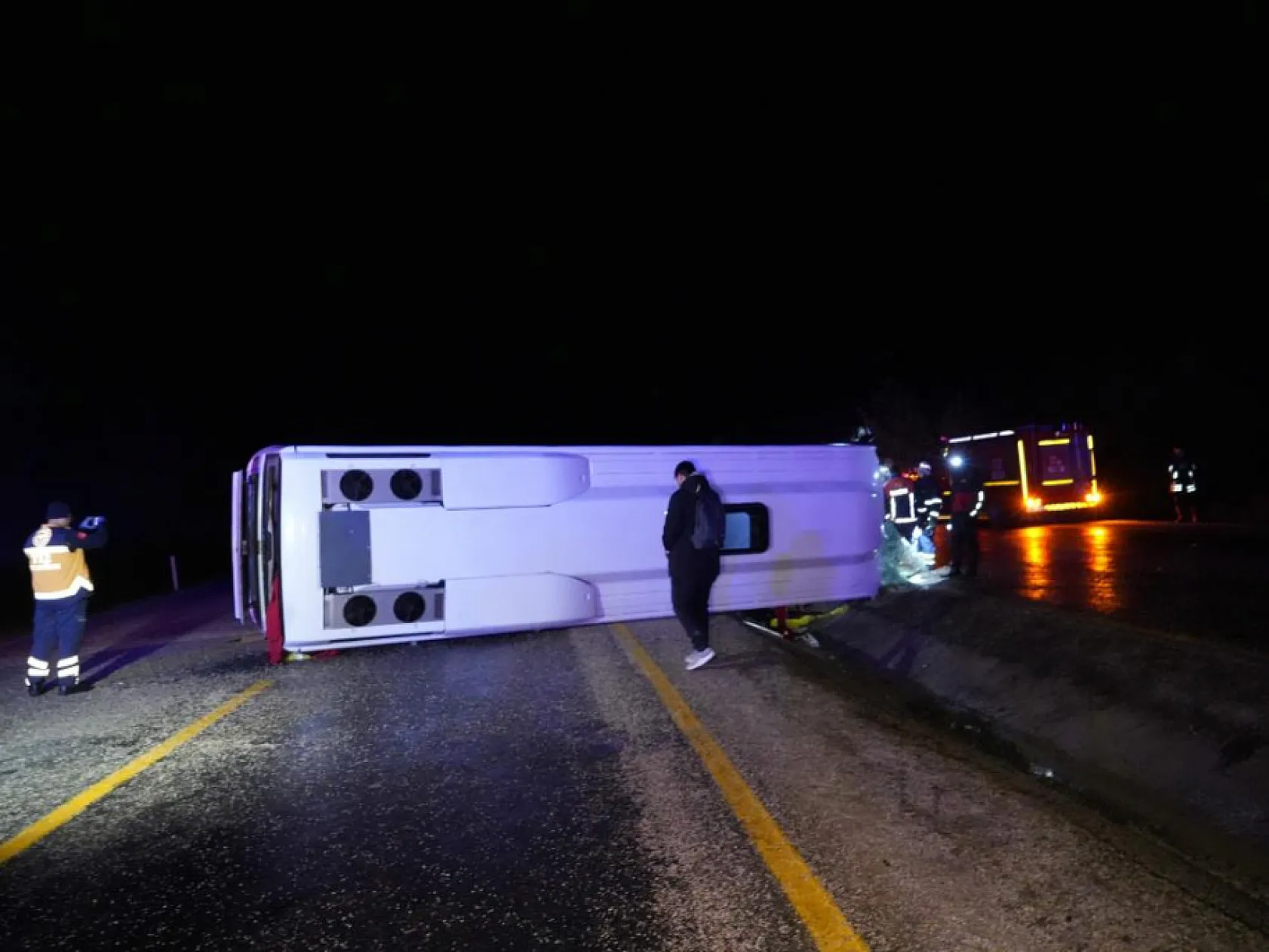 Feci trafik kazası midibüs devrildi: 1 ölü, 23 yaralı