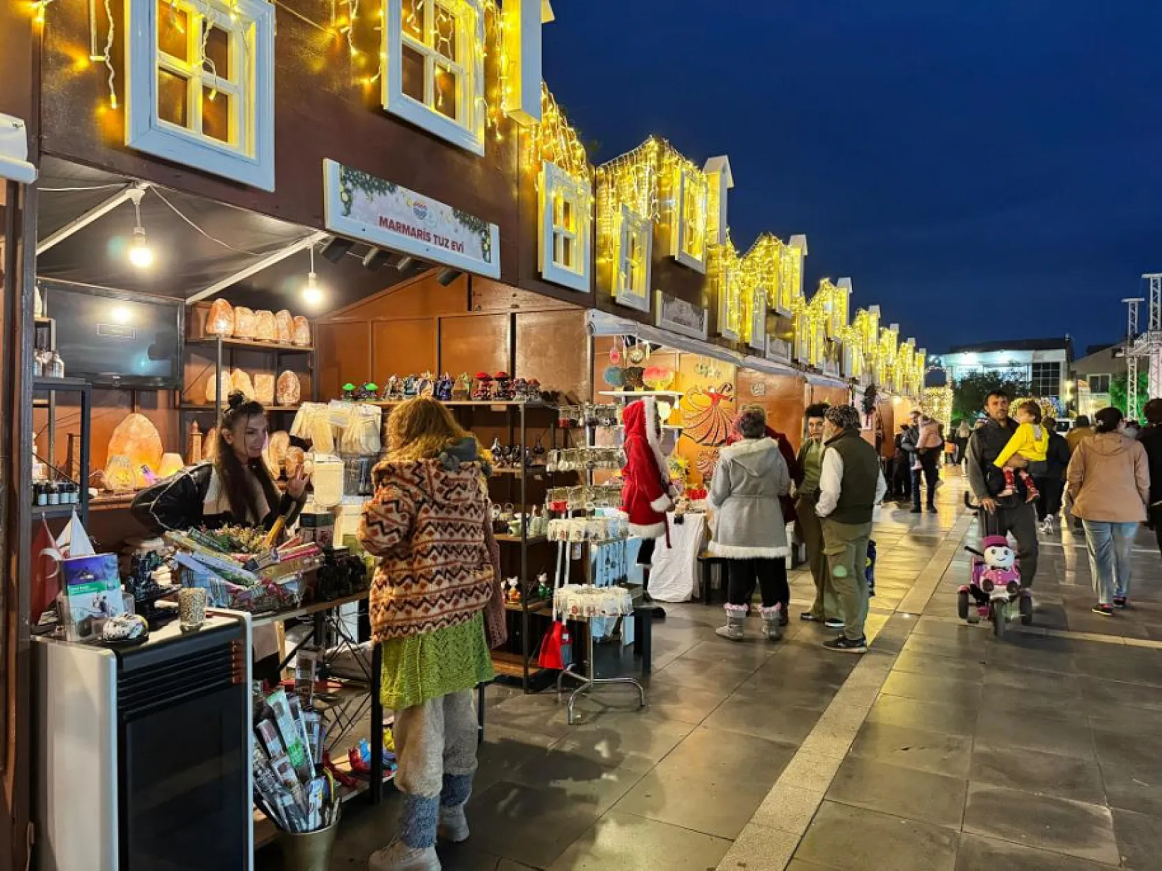 Marmaris'te 19 Mayıs Gençlik Meydanı yeni yıl heyecanı yaşatıyor