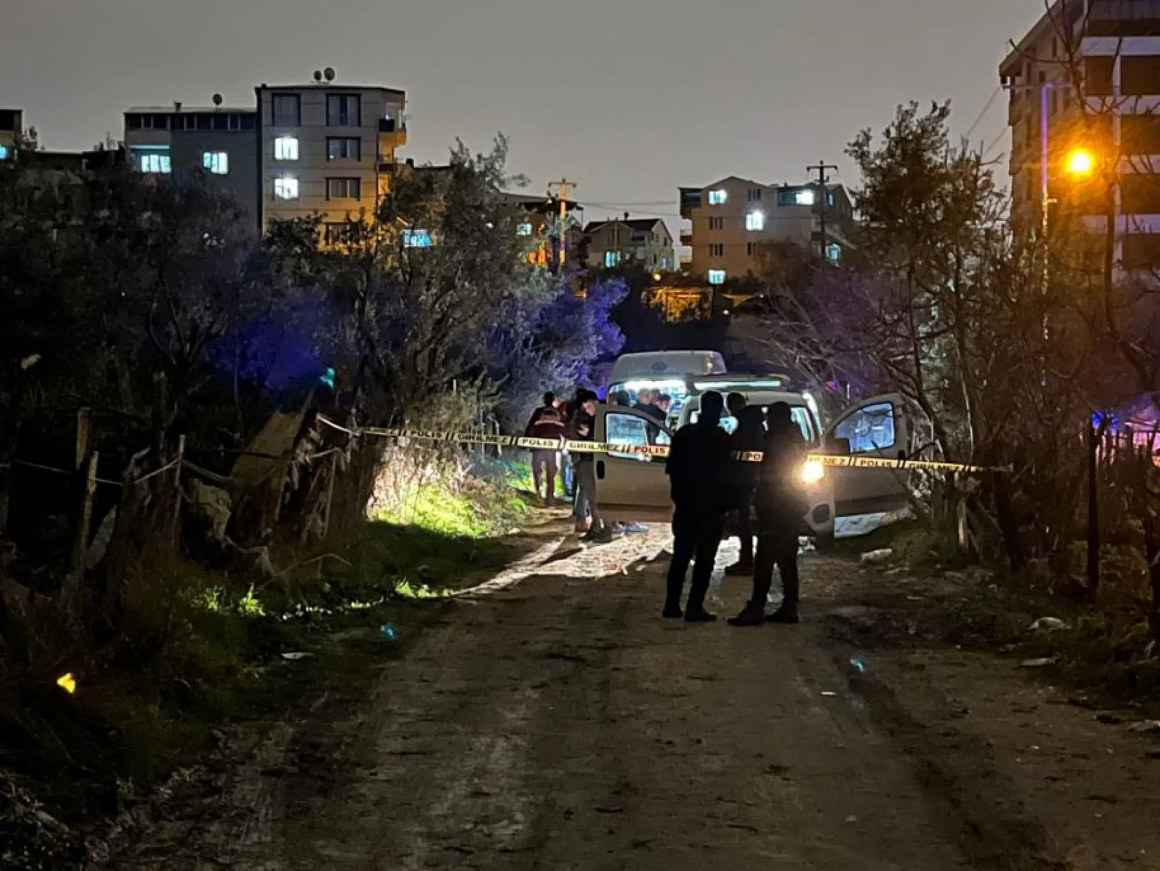 Önce öldürdü, sonra polislere suç aletiyle teslim oldu