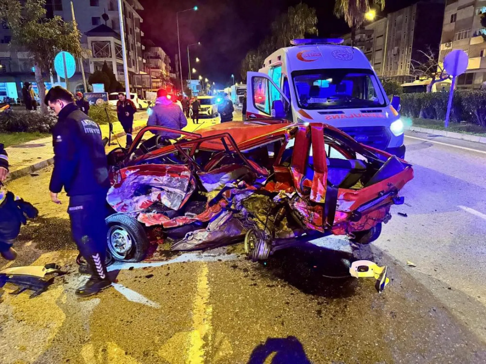 Feci kaza: Hurdaya dönen araçtan fırlayan sürücü hayatını kaybetti
