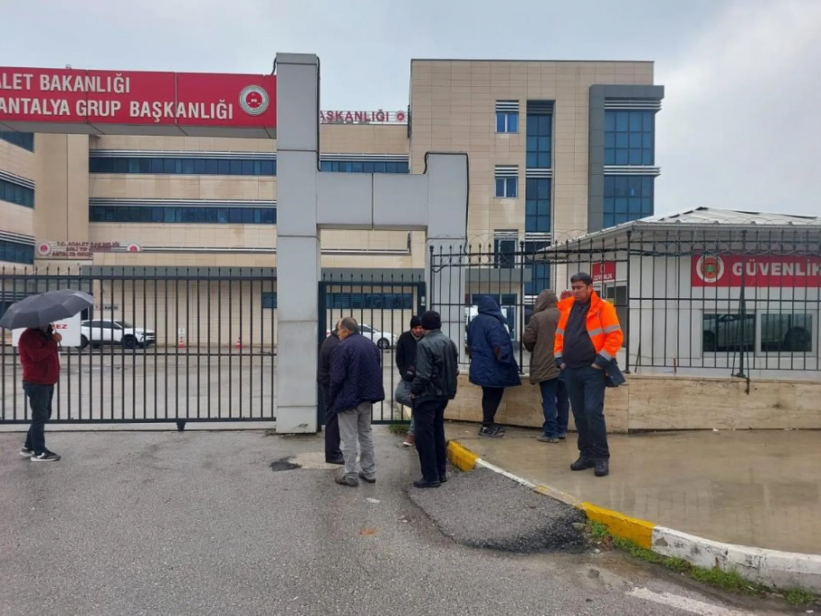 Eski kız arkadaşının babası tarafından bıçaklanan genç, hayata tutunamadı
