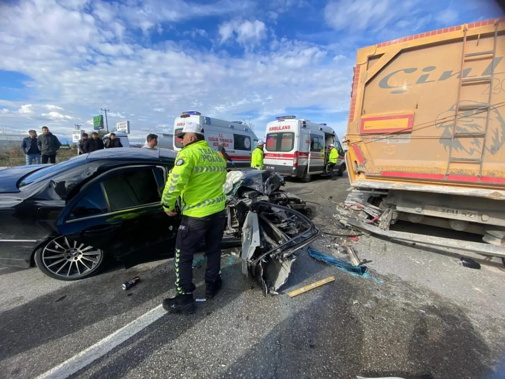 Tırla çarpışan otomobil hurdaya döndü: 3 yaralı