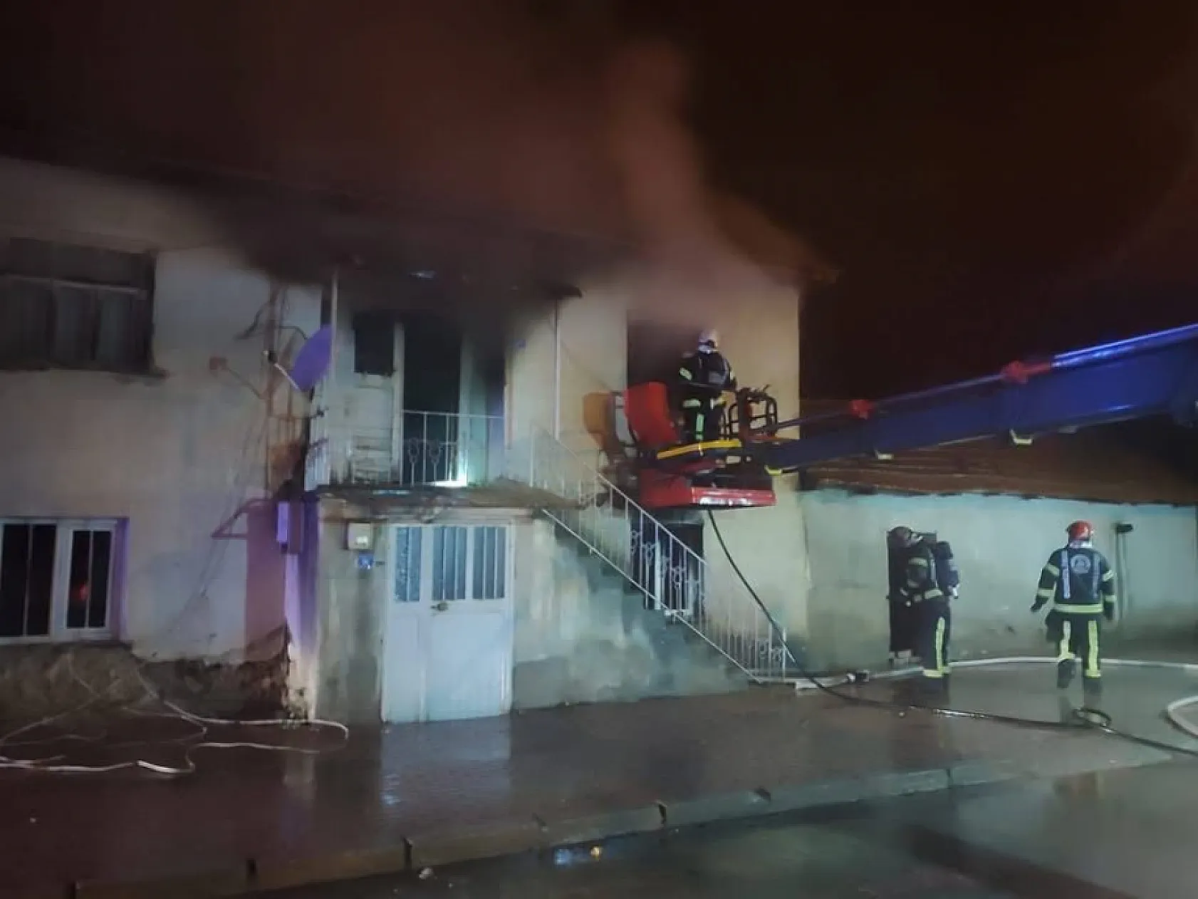 Kış günü evsiz kaldılar