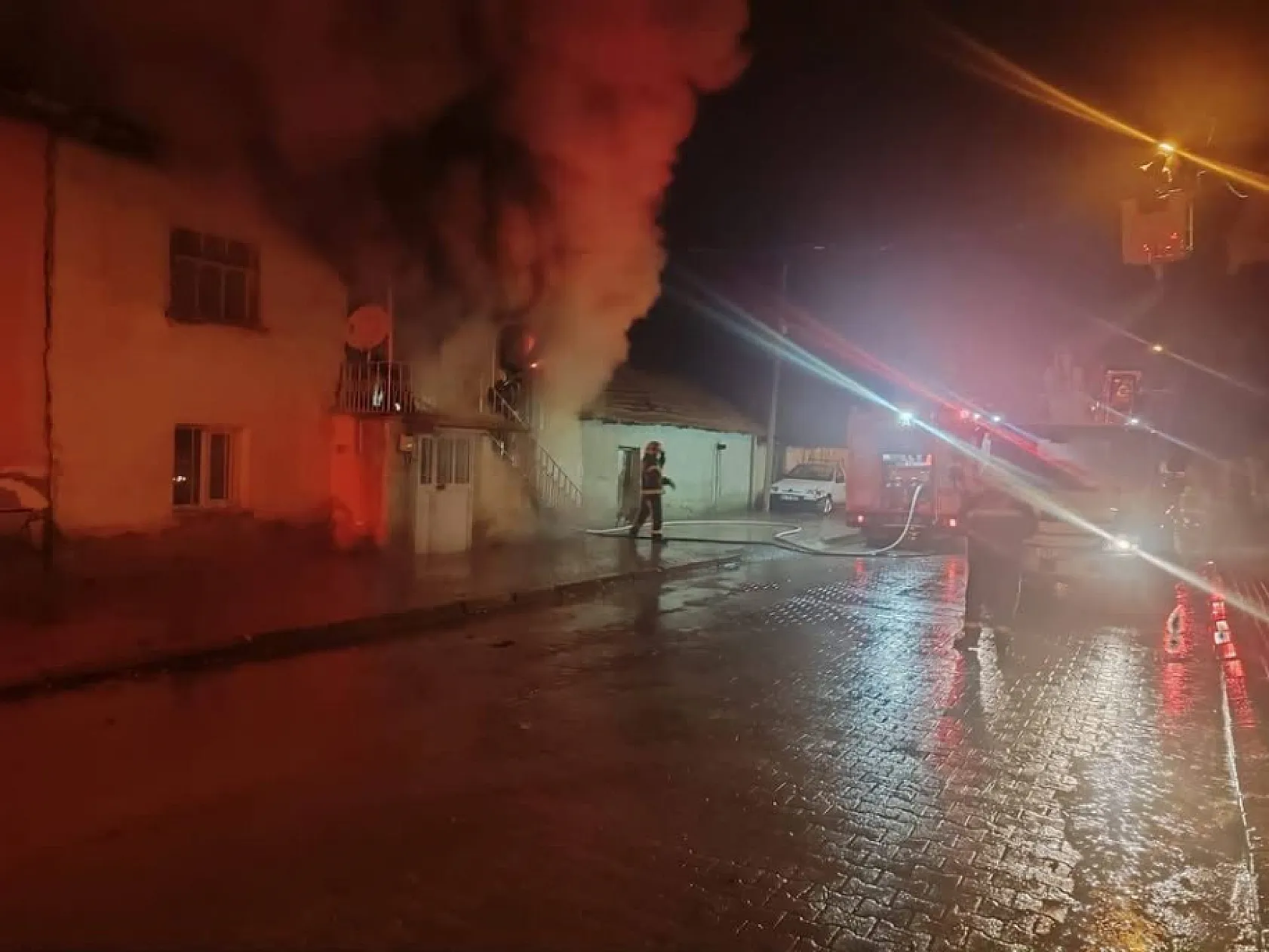 Kış günü evsiz kaldılar