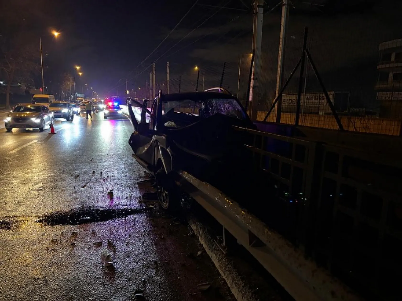 Kontrolden çıkan otomobil bariyerlere ok gibi saplandı: 1 yaralı