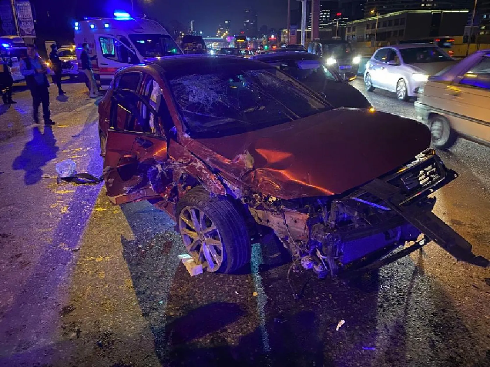 3 araçlı zincirleme kaza: 5 yaralı