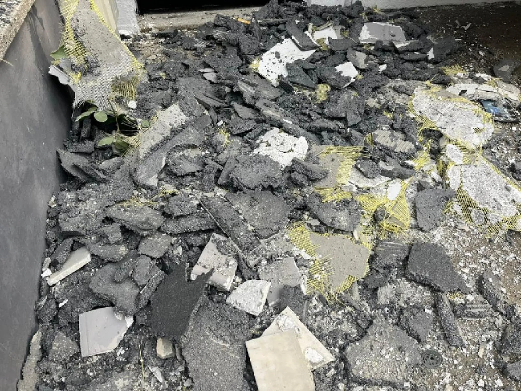 Paralarını alamadıkları dairenin dış cephesini söktüler