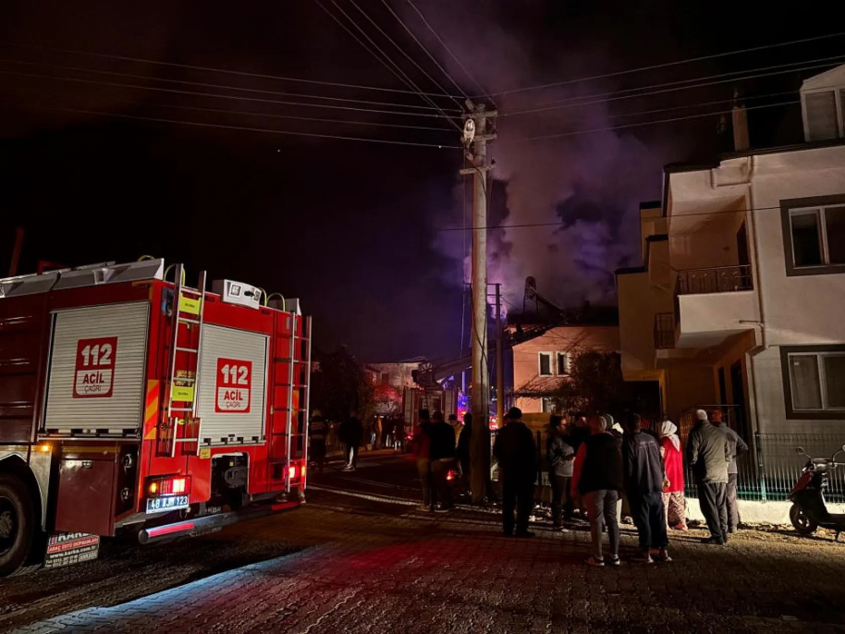 Seydikemer'deki çatı yangını korkuttu