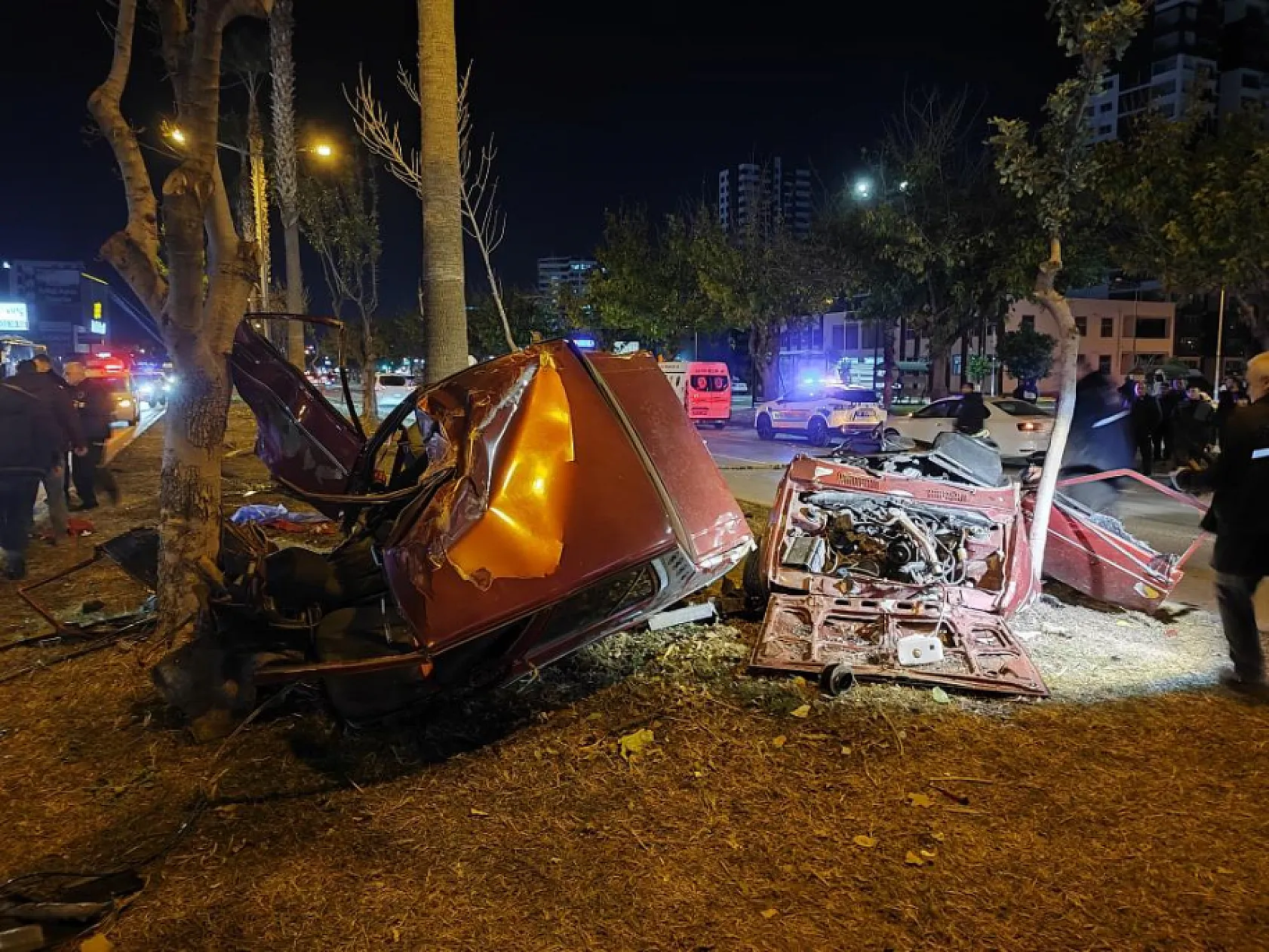 Ağaçlara çarpan otomobil ikiye ayrıldı: 2 ölü, 1 yaralı
