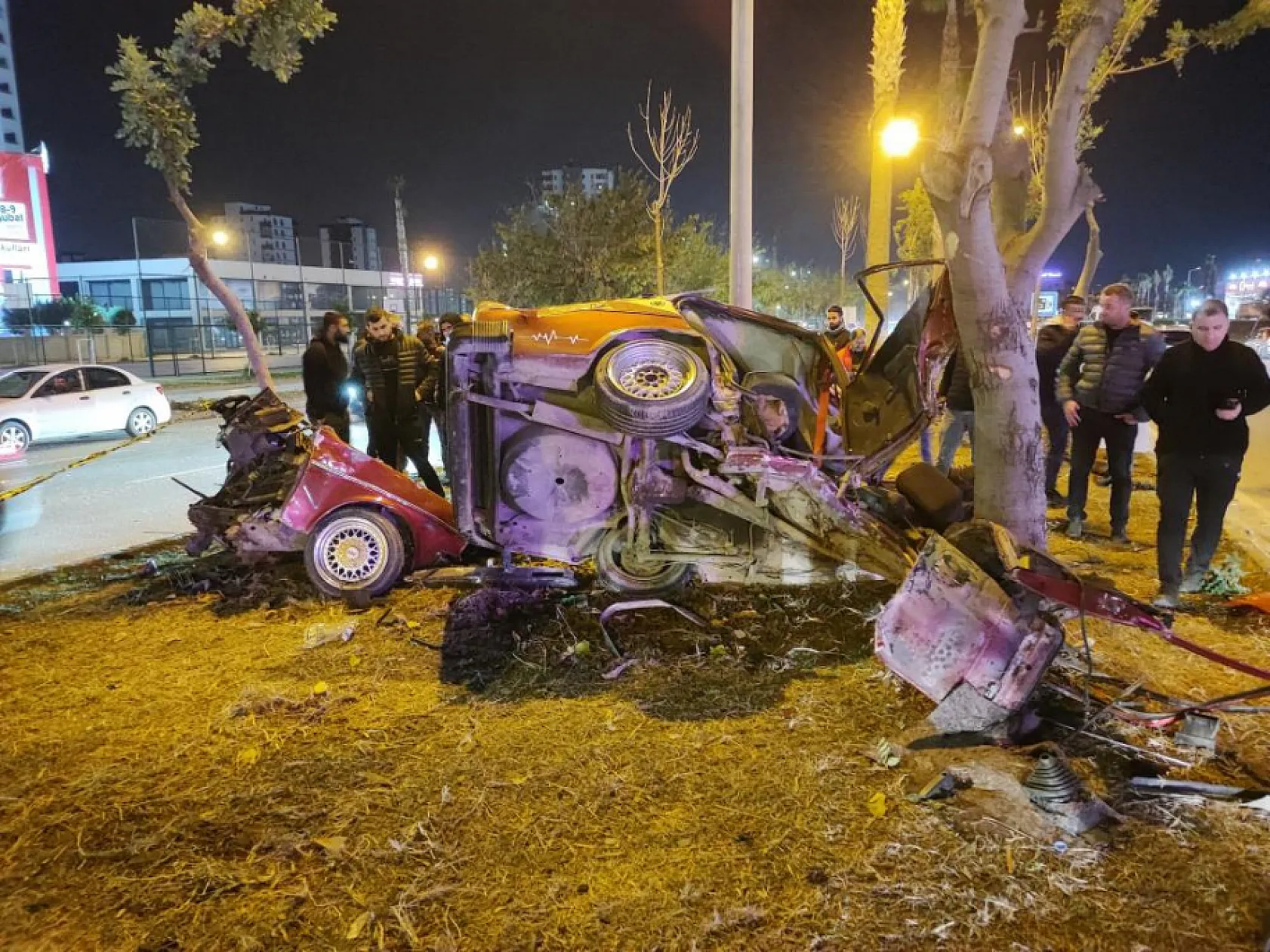 Ağaçlara çarpan otomobil ikiye ayrıldı: 2 ölü, 1 yaralı