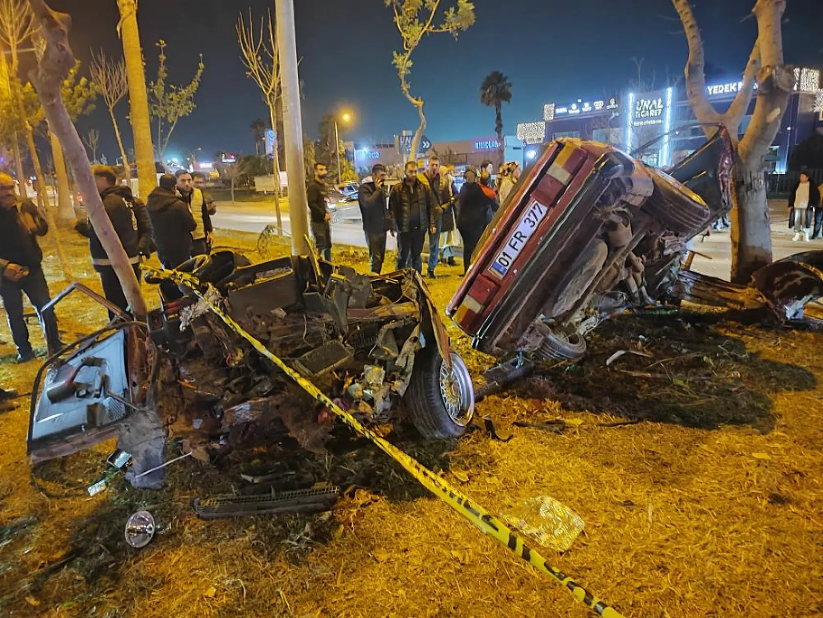 Ağaçlara çarpan otomobil ikiye ayrıldı: 2 ölü, 1 yaralı