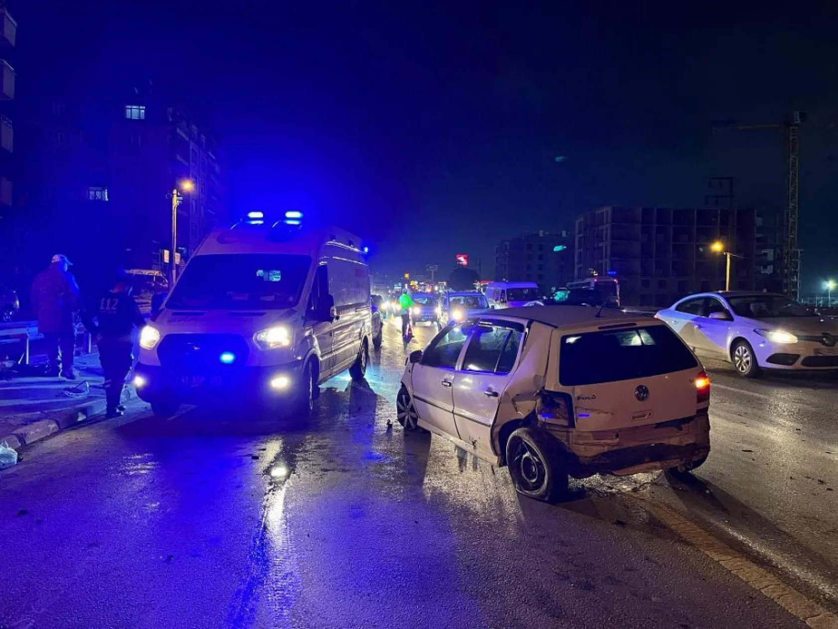 Otomobilin motoru yerinden koptu